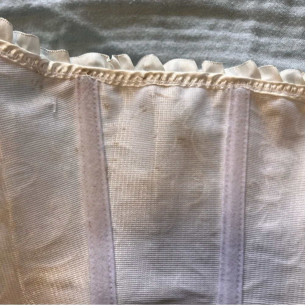 Women’s Vintage White French Lace Corset - Picture 7 of 8